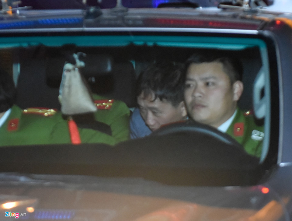 Hàng chục cảnh sát dẫn giải ông Đinh La Thăng và đồng phạm rời tòa